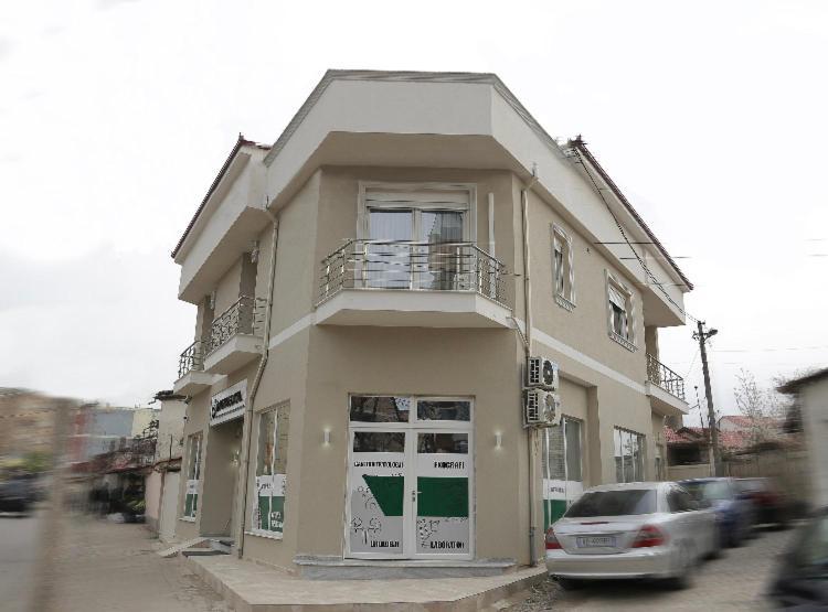 Ajilin Hotel Rooms Корча Екстер'єр фото